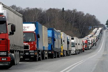 Как намерены бороться с автомобильными заторами на границе с Узбекистаном, пояснили в КГД