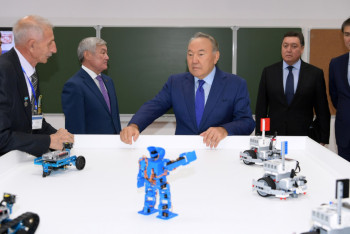 Фотография к новости: Нурсултан Назарбаев посетил образовательно-познавательный центр "Әсем"