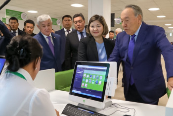 Фотография к новости: Назарбаев посетил актюбинский центр энергоэффективности