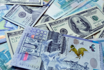 Причины ослабления тенге назвали в Национальном банке