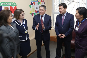 Фотография к новости: Вопрос инклюзивного образования обсудил с карагандинскими учителями Сагадиев 