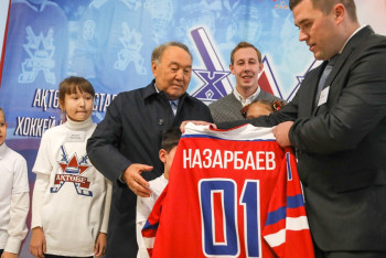 Фотография к новости: Нурсултан Назарбаев осмотрел новую ледовую арену в Актобе 