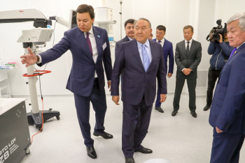 Фотография к новости: Глава государства ознакомился с работой офтальмологического центра ТОО "DaruZharygy"