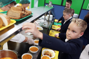 Школьники Астаны смогут оплачивать обед в столовой транспортными картами