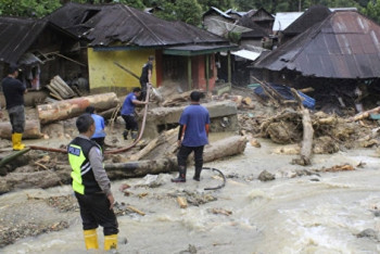 Фотография к новости: В Индонезии спасли 17 детей, пропавших без вести во время наводнений