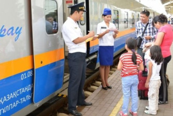 Фотография к новости: Свыше четырехсот фактов провоза безбилетников выявила проверка казахстанских поездов