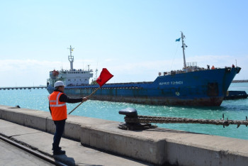 Фотография к новости: В порту Актау возобновлена перевалка зерна, приостановленная из-за шторма на Каспии