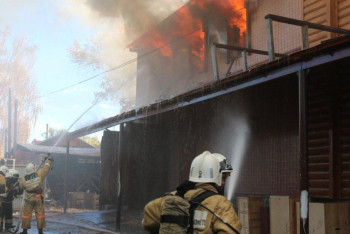 Фотография к новости: В ВКО горел Дом-музей дерева 