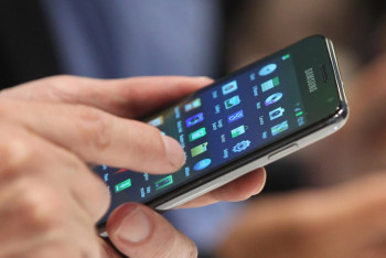 Фотография к новости: Как работает приложение, блокирующее камеры на смартфонах госслужащих, рассказал Абаев