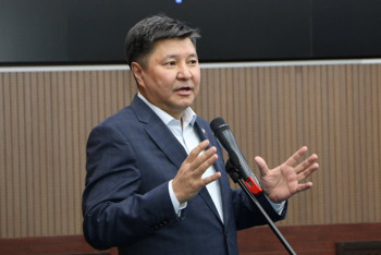 Жакип Асанов предложил решать коммунальные споры у нотариусов