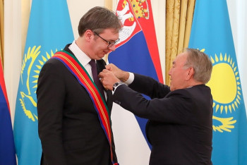 Фотография к новости: Назарбаев наградил президента Сербии орденом "Достык"