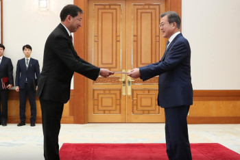 Фотография к новости: Посол Казахстана в Корее вручил президенту верительные грамоты