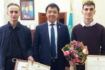 Фотография к новости: Двоих актюбинцев наградили за помощь в эвакуации жителей горевшей многоэтажки 