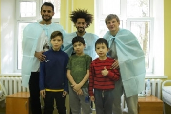 Футболисты "Кайрат" навестили юного болельщика в больнице Алматы