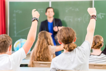 Фотография к новости: Нурсултан Назарбаев всегда заботится о статусе учителя – депутат 