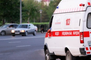 Фотография к новости: Учителя и пятерых учеников доставили в больницу из школы в Уральске