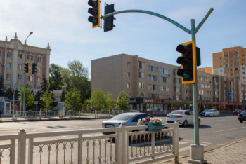 В Астане дорожные знаки пешеходных переходов заменили на светофоры с кнопкой вызова 