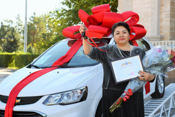 Новый автомобиль вручили "Учителю года" в Алматинской области