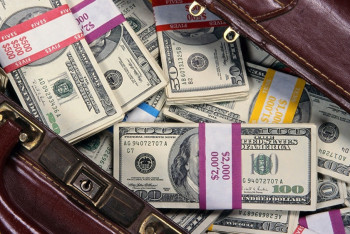 Фотография к новости: Найденные 111 тыс долларов в самолете Шымкента сдали в доход государству