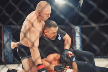 Казахстанец нокаутировал соперника из Узбекистана на турнире по ММА в Караганде