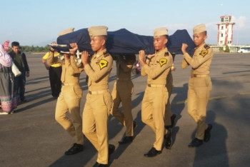 Фотография к новости: Авиадиспетчер погиб, спасая самолёт во время землетрясения в Индонезии