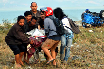Фотография к новости: Больше 380 человек погибли в результате землетрясения и цунами в Индонезии 