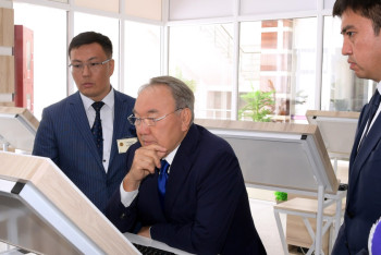 Фотография к новости: Нурсултан Назарбаев не дал Габидулле Абдрахимову выступить с докладом