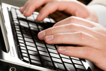 Мужчина шантажировал школьниц обнажёнными фотографиями и склонял их к интимной близости в Атырау