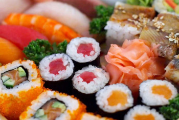 Главный санврач страны призвал отказаться от онлайн заказов суши 