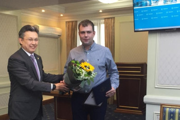 Фотография к новости: Бахыт Султанов наградил героя за спасение выпавшего из окна ребёнка   