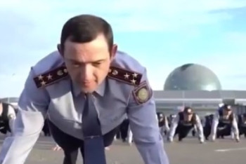 Фотография к новости: Столичные полицейские запустили спортивный флешмоб 