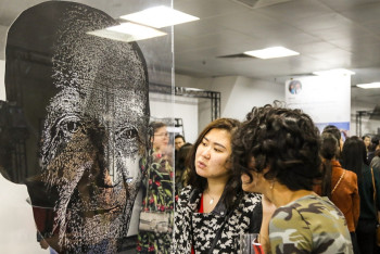 Фотография к новости: Выставка с портретами Головкина и других знаменитостей открылась в Астане