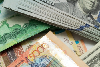  KASE: доллар приближается к отметке 357 тенге