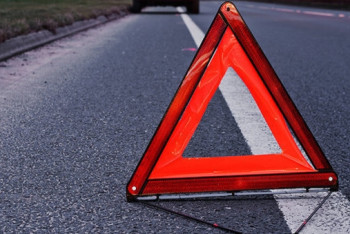 Пассажирский автобус столкнулся с КамАЗом в СКО: есть погибшие 