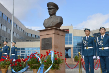 Фотография к новости: Казахстанцы почтили память первого министра обороны генерала Нурмагамбетова  