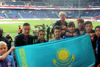 Воспитанники семейского детдома приехали в Париж поболеть за Неймара 