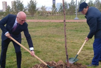 Фотография к новости: Казахстанские машиностроители подарили Астане аллею