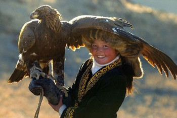 Фотография к новости: О девочке-беркутчи Айшолпан Нургайыпкызы  снял фильм Канат Бейсекеев