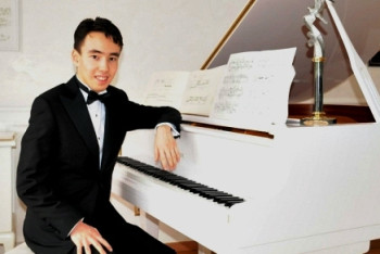 Фотография к новости: Казахский "Моцарт" сыграл на личном рояле Чайковского