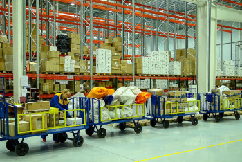 Фотография к новости: Аскар Жумагалиев посмотрел, как работает первый фулфилмент-центр "Казпочты" 