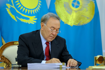 Фотография к новости: Закон о порядке медобслуживания жителей Байконыра подписал Назарбаев    