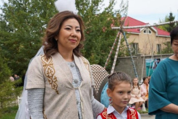 Фотография к новости: Женщины-сенаторы вручили ценные подарки воспитанницам детдомов Астаны