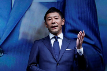 Фотография к новости: Японский миллиардер первым облетит луну на SpaceX 