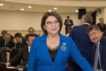 Фотография к новости: У меня пенсия, как у бывшего работника гаража – сенатор Айтимова