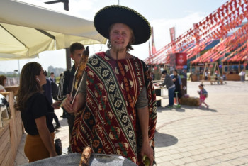 Праздник яблок и хорошего настроения: как Алматы отмечает 1002-летие