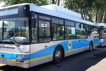 Терминалы для оплаты наличными установят в автобусах Алматы