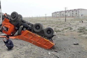 Поезд столкнулся с "КамАЗом" в Атырауской области