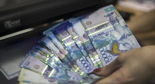 Тенге окреп до 375,4 тенге на KASE