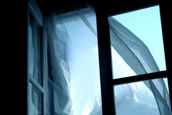 Школьницы выпали из окна пятиэтажки: в акимате Экибастуза рассказали подробности