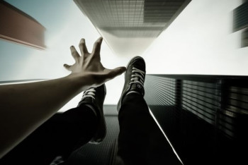 Две 15-летние школьницы выпали из окна в Экибастузе